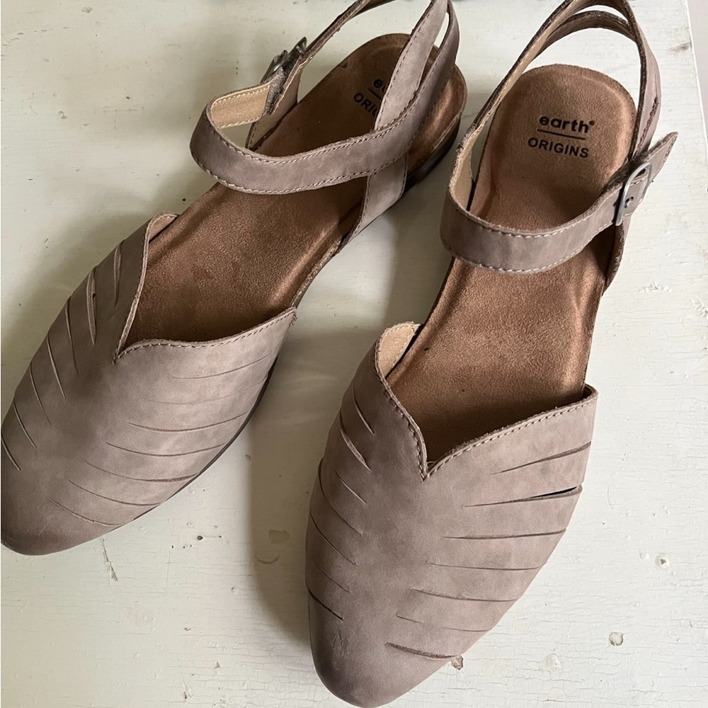 Earth strappy shoe size 11